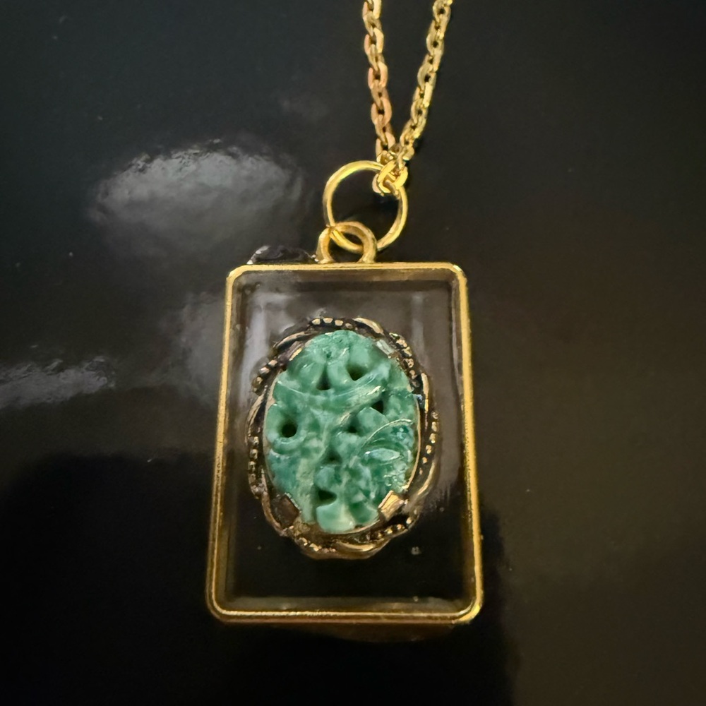 Elegant Gold and Green Pendant Necklace